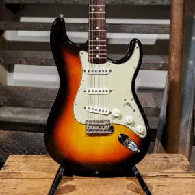 Fender Vintage 1963 Stratocaster, 3 Color Sunburst with OHSC