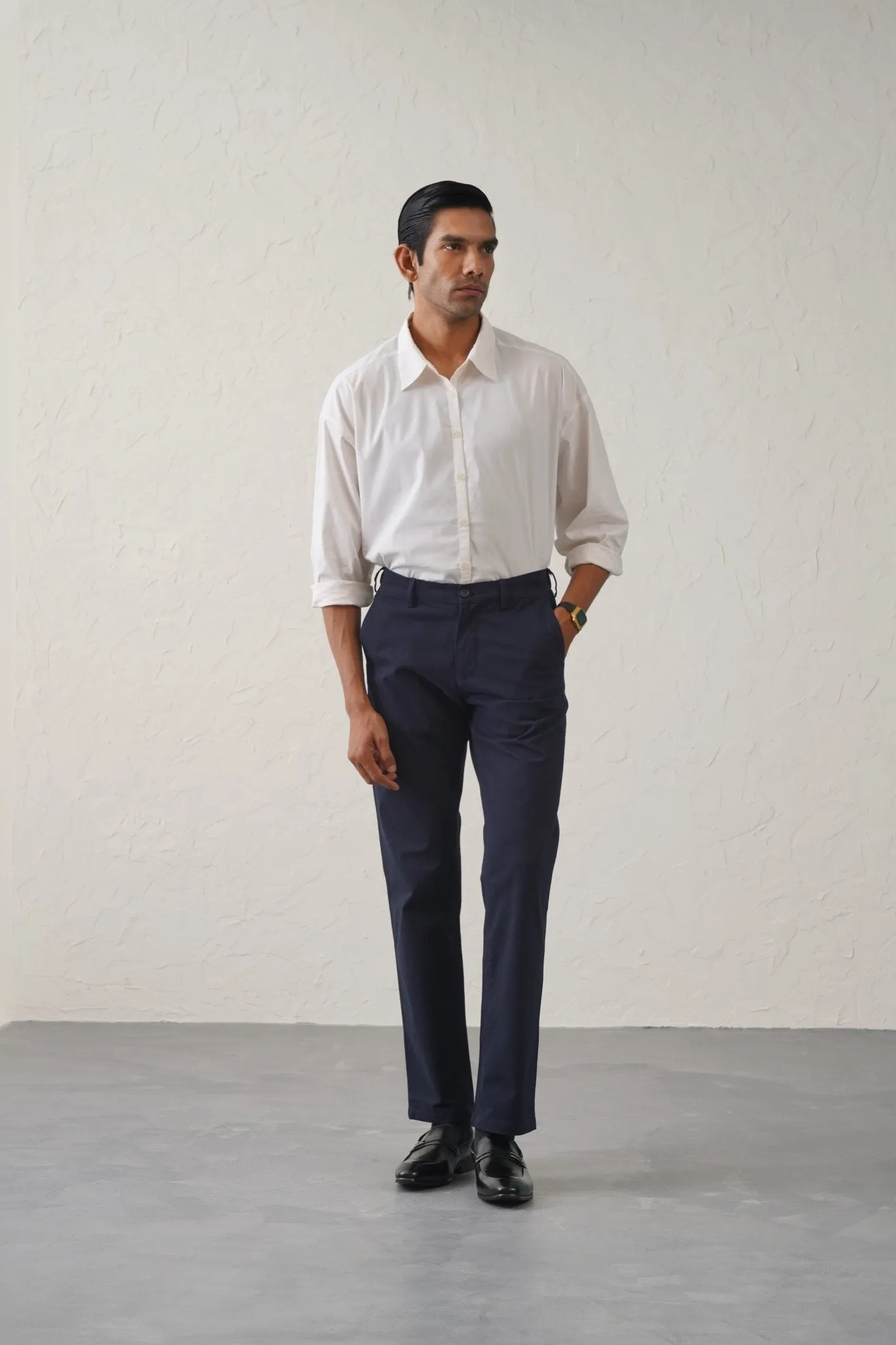 The Regular Fit Travel Chino - Navy